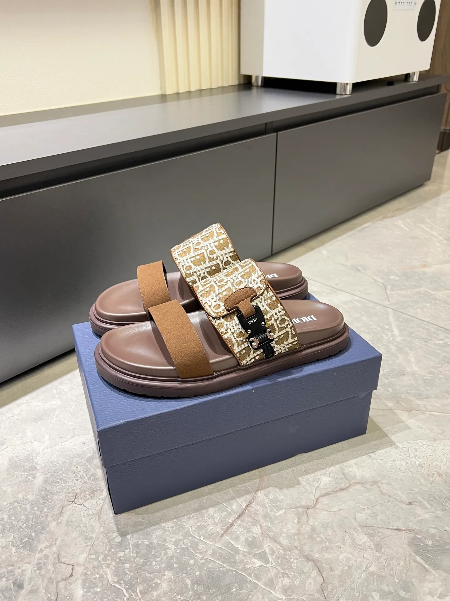 Men's Men's Shoes 💰p320 Dio* Men's Sandals Slippers. Showcasing Dior haute couture design. The Dior gray suede strap is accented with an aluminum Dior buckle for added style. Paired with a comfortable tonal notch sole, they pair easily with shorts or jeans for a sophisticated look. Main body: suede cow leather, technical fabric lining: cow leather, with adjustable straps, aluminum Dior buckle, Dior gray EVA insole, tonal notched rubber outsole splicing structure, size: 38-44 (customized at 45.46)